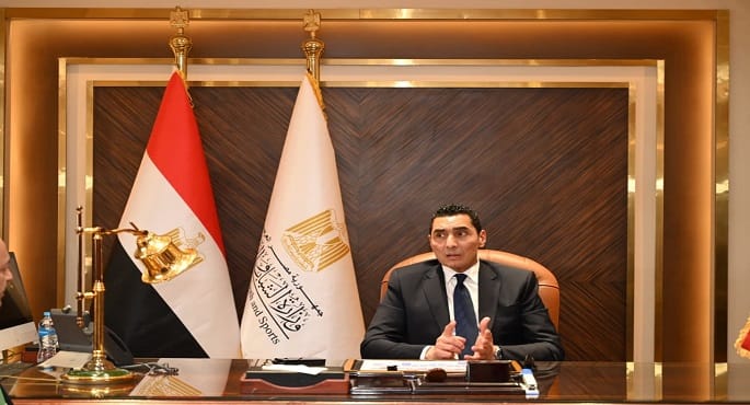 وزير الشباب والرياضة يبحث تعزيز رياضة الهجن وتطويرها