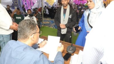 محافظ البحر الأحمر يدرس 65 طلبًا لأهالي مرسى علم ويلغي قرارات سحب سابقة