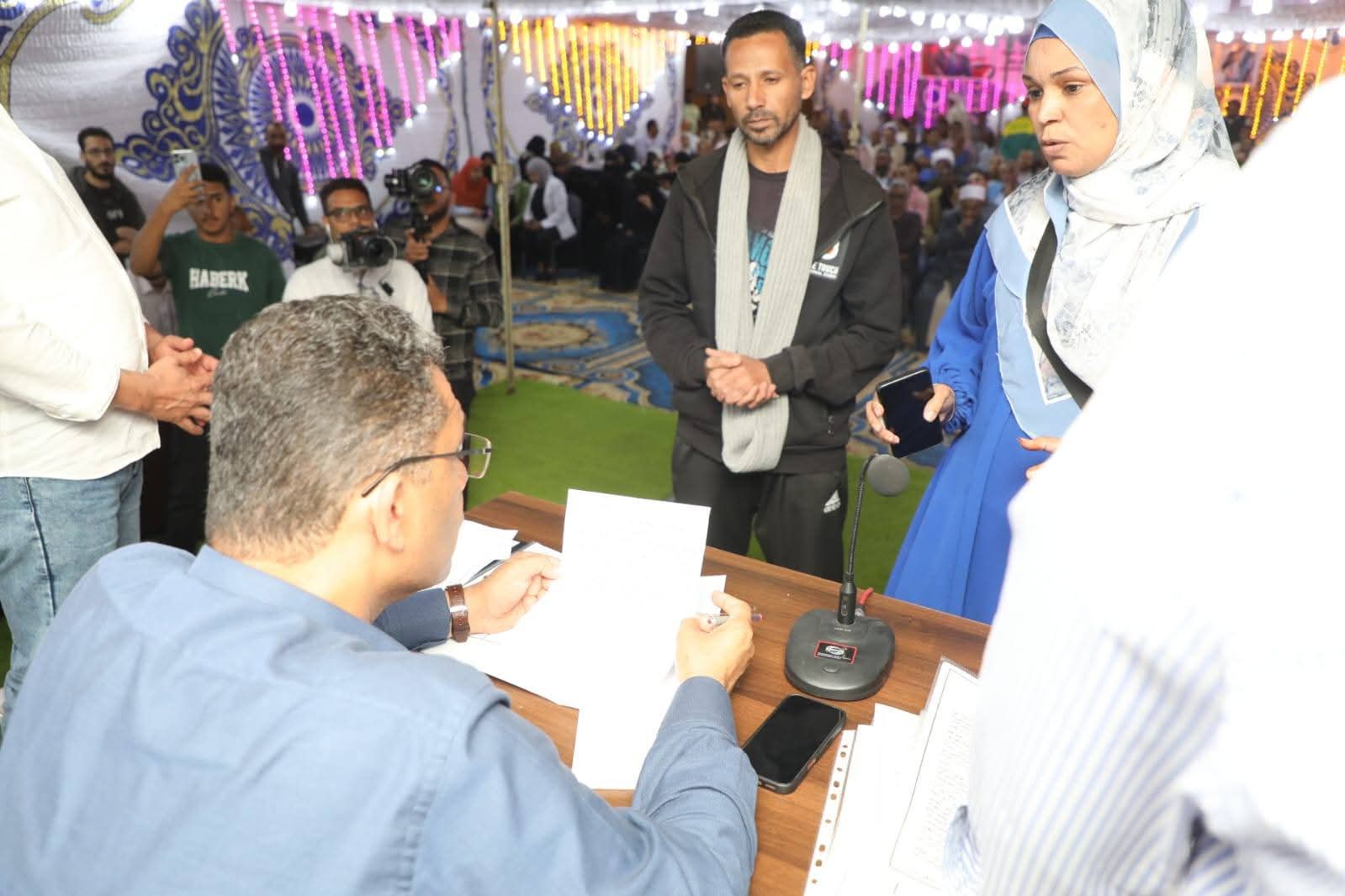 محافظ البحر الأحمر يدرس 65 طلبًا لأهالي مرسى علم ويلغي قرارات سحب سابقة