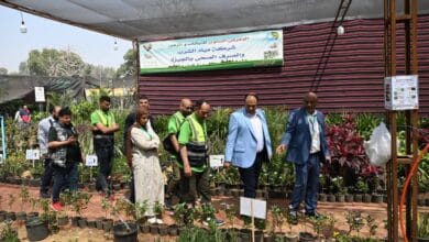 رئيس "مياه الجيزة" يتفقد جناح الشركة بمعرض زهور الربيع
