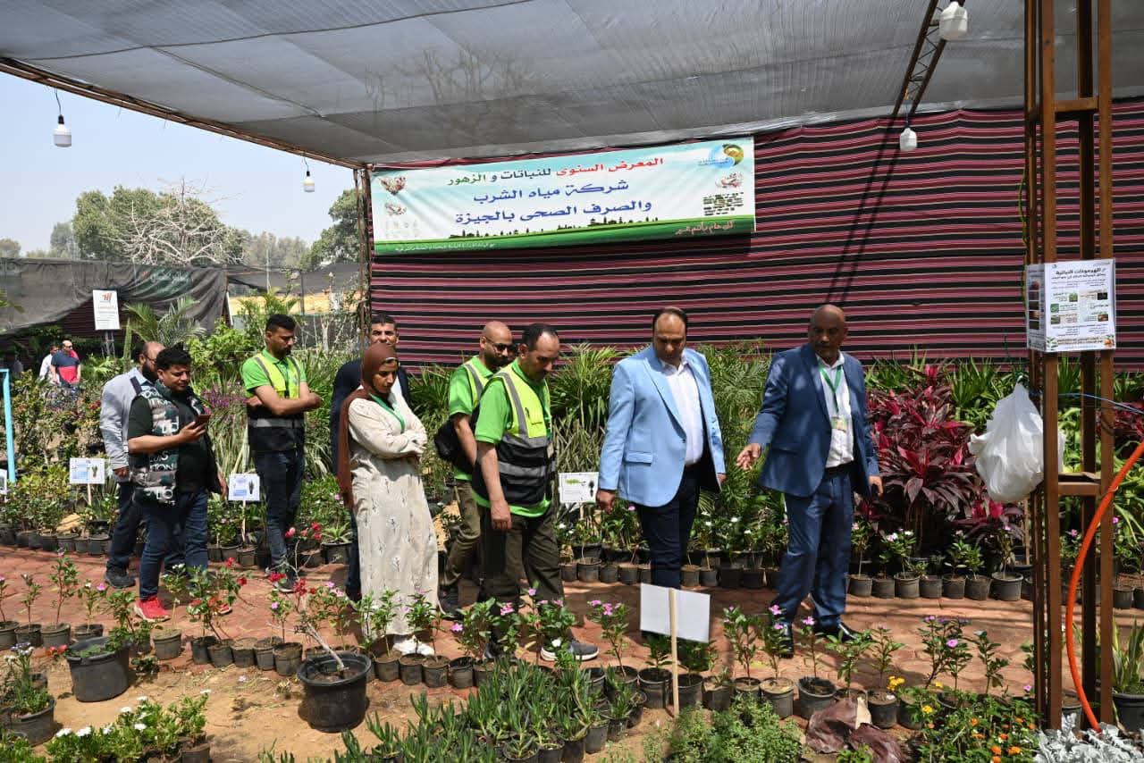 رئيس "مياه الجيزة" يتفقد جناح الشركة بمعرض زهور الربيع