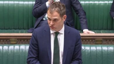 بريطانيا تؤكد دعم مفاوضات لبنان وإسرائيل وتدعو لوقف إطلاق النار