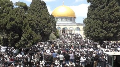 75 ألف مصلٍ يؤدون صلاة الجمعة في المسجد الأقصى وسط قيود احتلالية