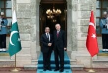 رئيس وزراء باكستان يبحث التطورات الإقليمية مع الرئيس التركي ويُشيد بتصريحات ترامب