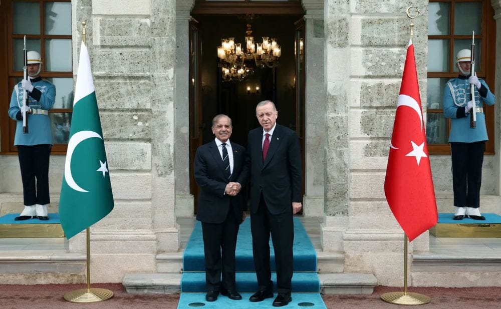 رئيس وزراء باكستان يبحث التطورات الإقليمية مع الرئيس التركي ويُشيد بتصريحات ترامب