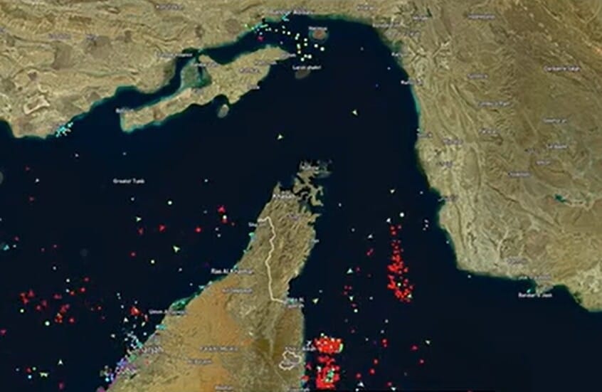 وول ستريت جورنال: إيران تخطر الوسطاء باستمرار فرض رسوم عبور في مضيق هرمز