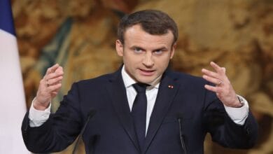 ماكرون يحمّل حزب الله مسؤولية مقتل جندي فرنسي وإصابة 3 في لبنان