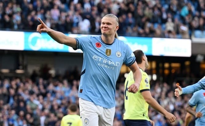 هالاند يطالب لاعبي مانشستر سيتي بالتحسن المستمر عقب الفوز على أرسنال