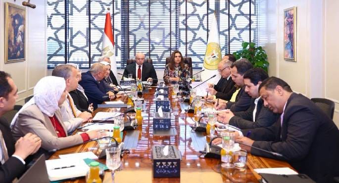 وزيرة التنمية المحلية والبيئة تتابع مع محافظ الفيوم خطة إعادة التوازن البيئي ببحيرة قارون