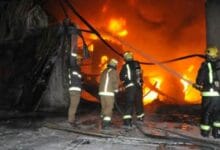 الحماية المدنية تسيطر على حريق هائل بالمنطقة الصناعية بأكتوبر