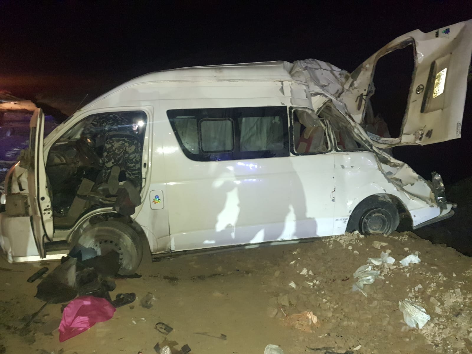 مصرع شخص وإصابة 14 آخرين في حادث انقلاب ميكروباص بطريق قنا - سفاجا