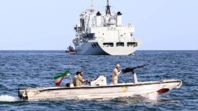 إيران تبدأ تحصيل رسوم عبور نقداً في مضيق هرمز مقابل خدمات التأمين والأمن