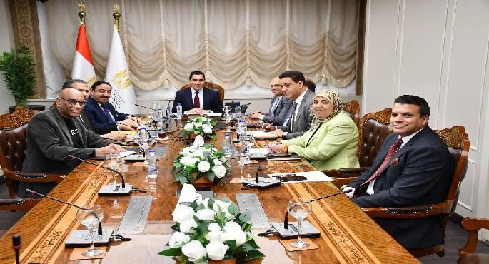 وزير الشباب والرياضة يبحث التعاون مع مسؤولي شركة المقاولون العرب لإدارة المرافق