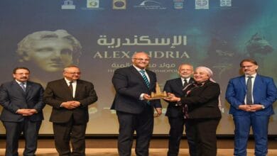 محافظ الإسكندرية يكرم رئيس أكاديمية الفنون بمناسبة احتفالية "مولد مدينة عالمية"
