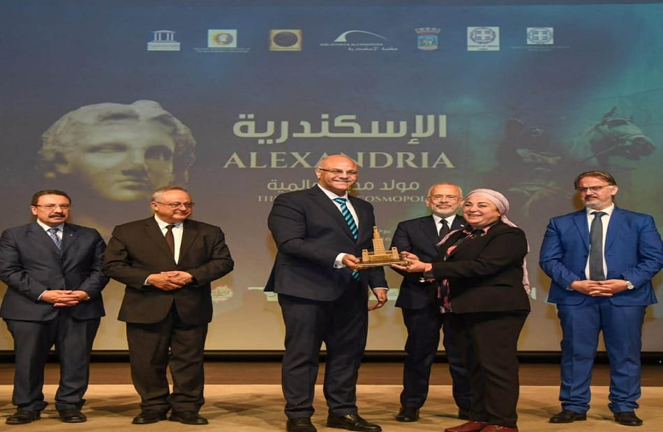 محافظ الإسكندرية يكرم رئيس أكاديمية الفنون بمناسبة احتفالية "مولد مدينة عالمية"