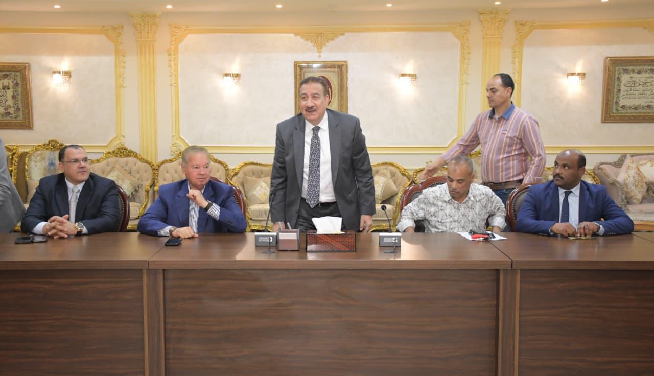 محافظ بورسعيد يخصص مساعدات عينية ومالية لـ 40 حالة إنسانية