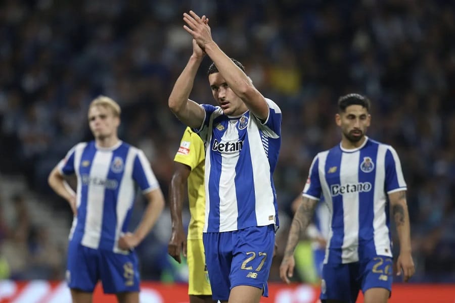 بورتو يقترب من لقب الدوري البرتغالي بفوز على إستريلا أمادورا