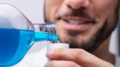 حقيقة العلاقة بين غسول الفم وأمراض القلب: تفاصيل ودراسات