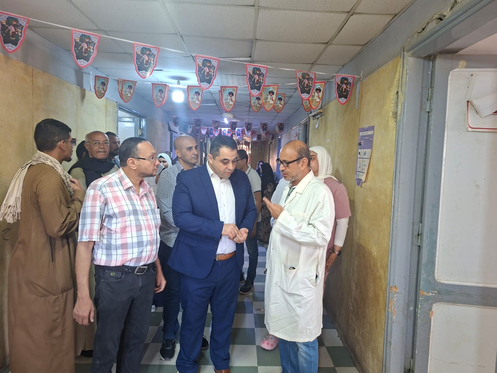 وكيل صحة قنا يتفقد مستشفى نقادة المركزي لمتابعة الخدمات والإجراءات الإدارية