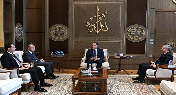 رئيس الوزراء يُصدر قرارين بتعيين الدكتور محمد عوض رئيسًا تنفيذيًا لهيئة الاستثمار والدكتورة إيمان منصور نائبًا