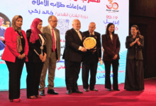 الفنان خالد زكي يتسلم درع التكريم في مهرجان الشروق العاشر