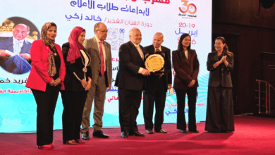 الفنان خالد زكي يتسلم درع التكريم في مهرجان الشروق العاشر