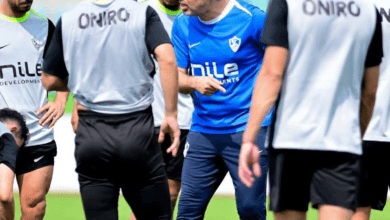 لاعبو نادي الزمالك يؤدون تدريبات جماعية.