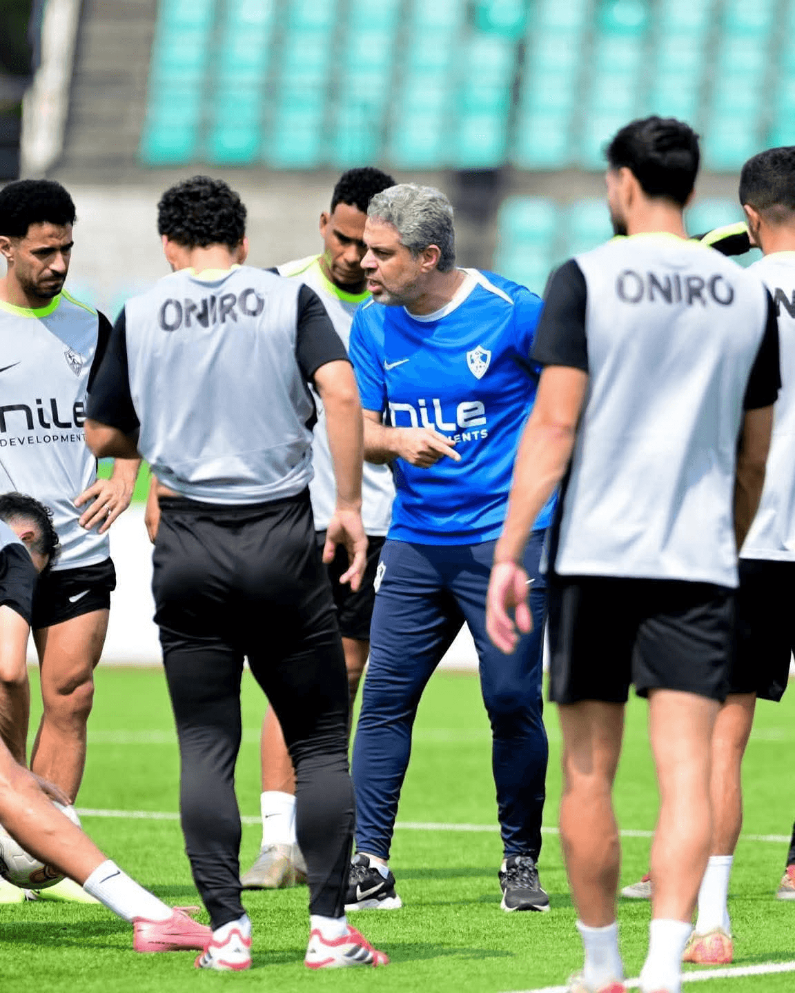 لاعبو نادي الزمالك يؤدون تدريبات جماعية.