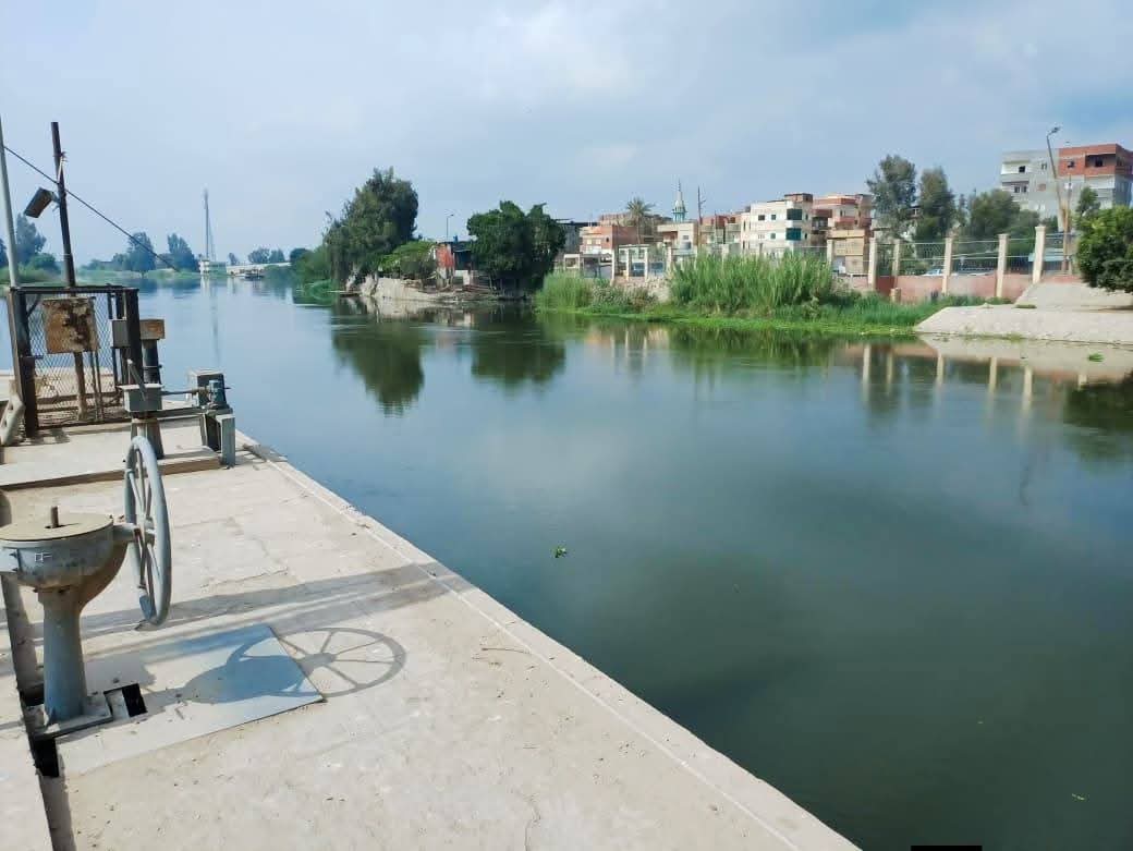 صورة لمنظومة مائية أو قناطر على نهر النيل.