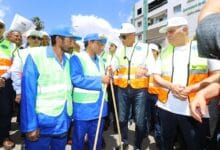 محافظ كفرالشيخ يتفقد مبادرة "جميلة يا بلدي" ويتحاور مع عمال النظافة