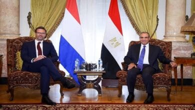 وزير الخارجية يبحث تعزيز التعاون مع نظيره الهولندي