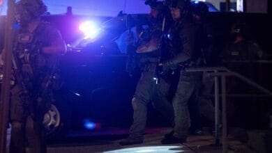 أمريكا: الشرطة تعلن اعتقال مشتبه به في إطلاق نار جماعي بأوكلاهوما أسفر عن قتيلة و22 مصابا