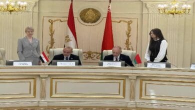مصر وبيلاروسيا توقعان بروتوكول تعاون لتوطين الصناعات وتعزيز التبادل التجاري