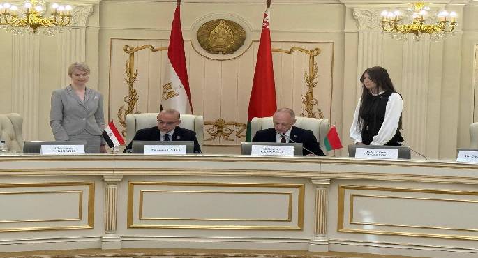 مصر وبيلاروسيا توقعان بروتوكول تعاون لتوطين الصناعات وتعزيز التبادل التجاري