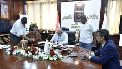 محافظ الأقصر يسلم أول عقد تقنين أراضٍ وفقًا للقانون 168 لسنة 2025
