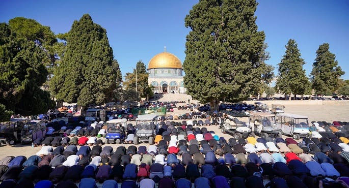 75 ألف فلسطيني يؤدون صلاة الجمعة في المسجد الأقصى وسط إجراءات مشددة