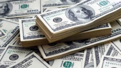 الدولار يسجل أكبر مكاسب أسبوعية في شهرين مع تزايد توقعات رفع الفائدة