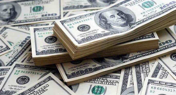 الدولار يسجل أكبر مكاسب أسبوعية في شهرين مع تزايد توقعات رفع الفائدة