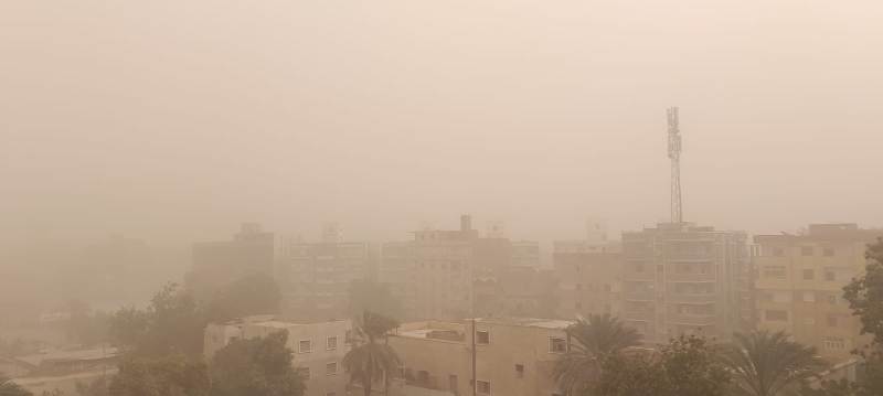 عاصفة ترابية تضرب أسوان وتؤدي لانعدام الرؤية وإيقاف الحركة