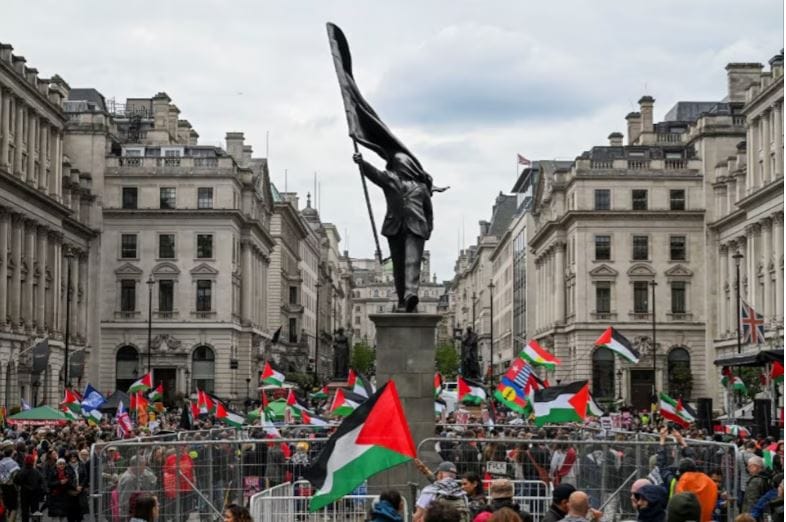 آلاف المتظاهرين في لندن يناقشون الهجرة ويدعمون الفلسطينيين وسط إجراءات أمنية مشددة