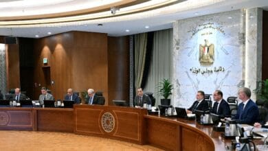 رئيس الوزراء يترأس لجنة إدارة الأزمات ويؤكد تأمين الاحتياطي الاستراتيجي من السلع