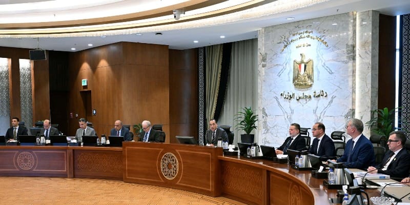 رئيس الوزراء يترأس لجنة إدارة الأزمات ويؤكد تأمين الاحتياطي الاستراتيجي من السلع