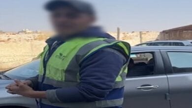 ضبط منادي سيارات بالنزهة الجديدة لاستغلال المواطنين