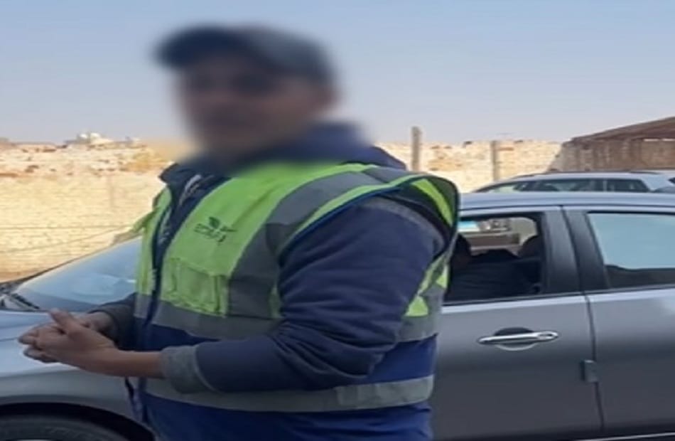 ضبط منادي سيارات بالنزهة الجديدة لاستغلال المواطنين