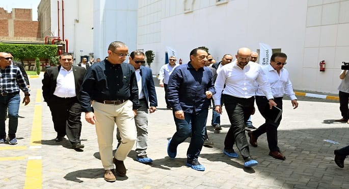 رئيس الوزراء يؤكد دعم الحكومة للمشروعات الصناعية الدوائية خلال تفقده مصنع "إيفا فارما"