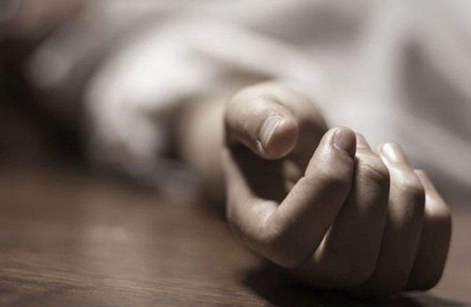 عامل زراعي ينهي حياته بـ "شفرة موس" حزناً على وفاة زوجته
