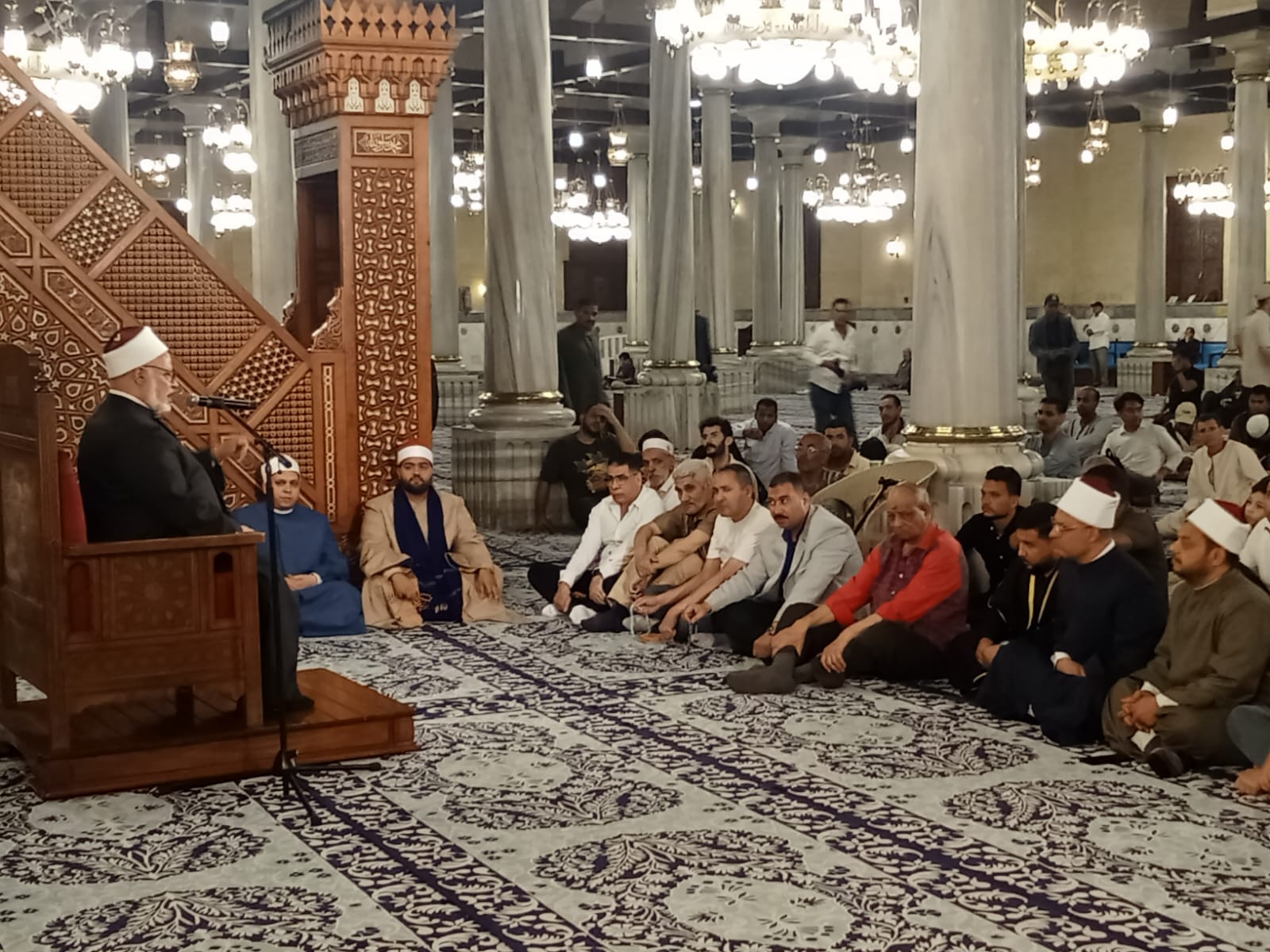 تواصل ليالي الذكر والابتهال بمسجد الإمام الحسين في خامس أمسيات العشر المباركات