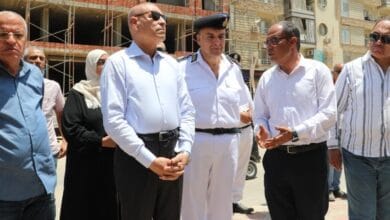 محافظ القاهرة يشرف على إزالة أدوار مخالفة بعقارين في المقطم