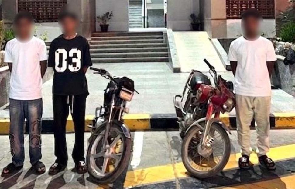 الأجهزة الأمنية تضبط شابين قادا دراجتين ناريتين بتهور في الأقصر