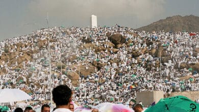 ملايين الحجاج يرفعون التلبية والدعاء من جبل عرفات في يوم الرحمة والمغفرة